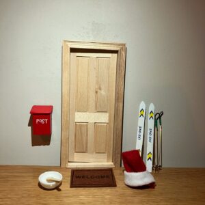 Nissedørs pakke med ski og nissehue